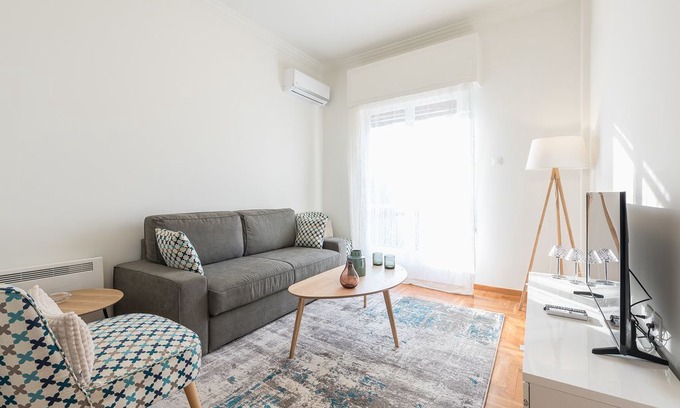 Ilisia House | Renovated apt for 6 close to Metro