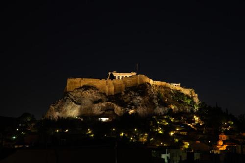 Plaka Apartment | Selini - Topfloor apartment in historical Athens