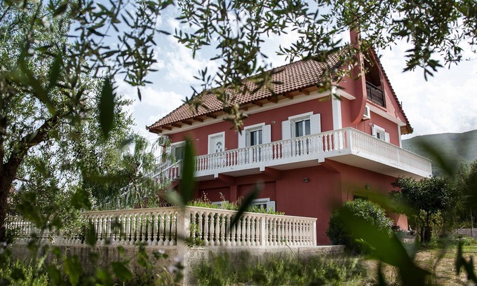 Laganas Condo | Thalia's Holiday House 4-bedroom apartment with attic