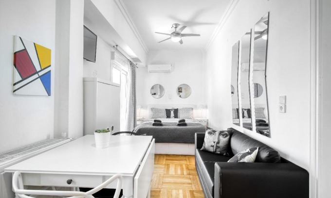 Exarhia Apartment | The Cactus Apartment with Large Sunny Balcony