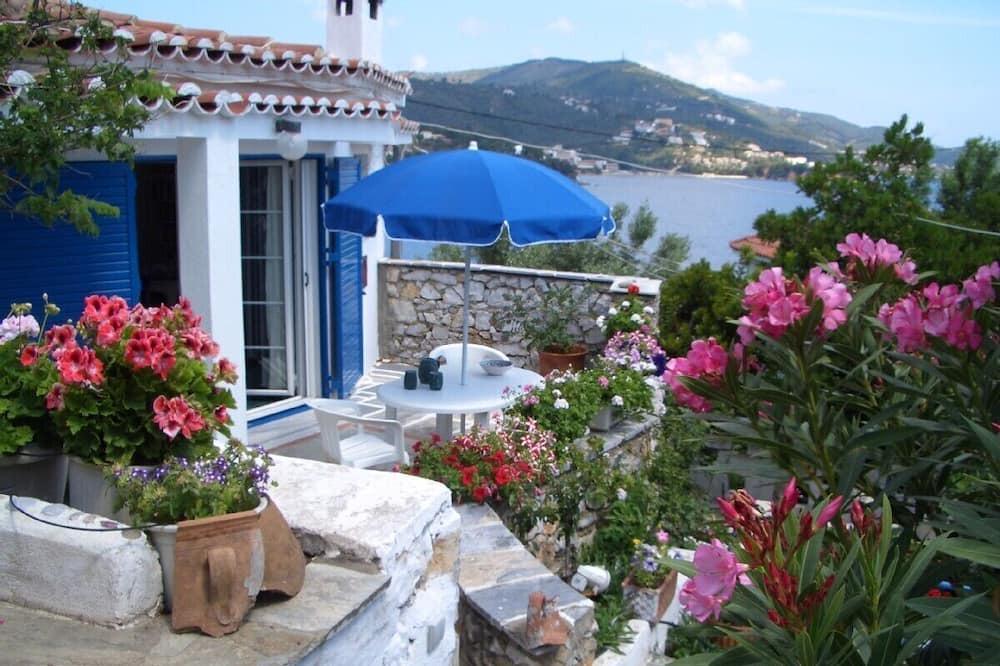 Skiathos House | Komfort-villa im Blütenparadies mit Strandzugang