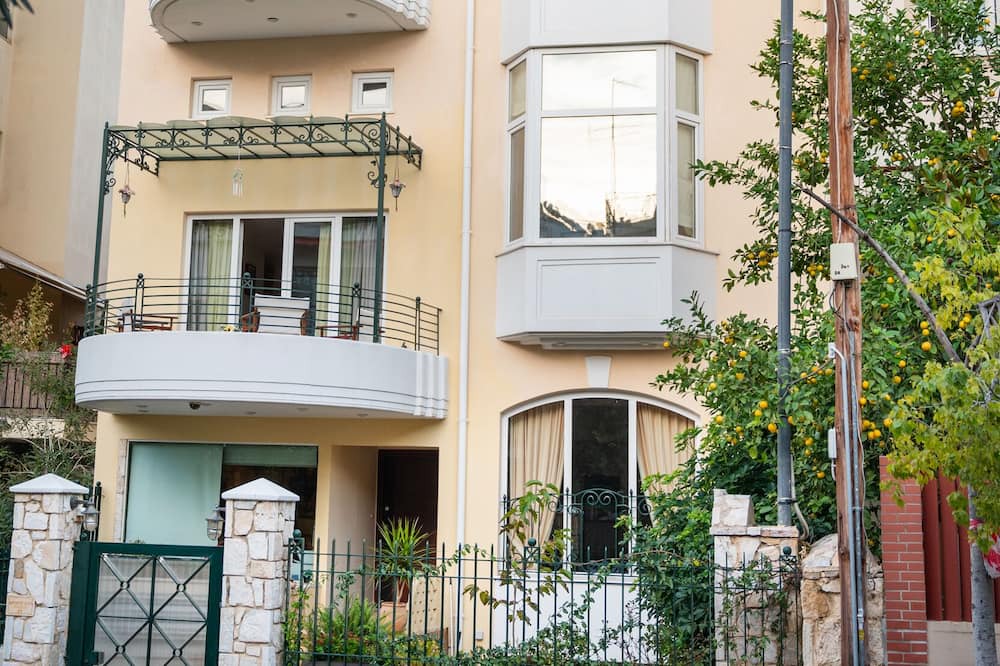 Palaio Faliro House | Artistic family villa for families 12pax