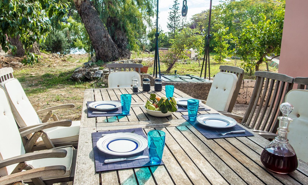 Lakithra House | Stylish house with huge garden,sea view, max 10 min drive from 10 beaches & town