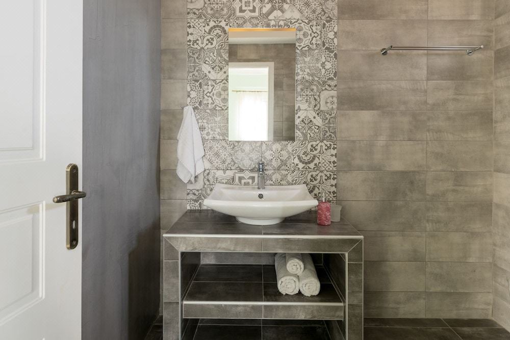Photo of Bathroom in Fira