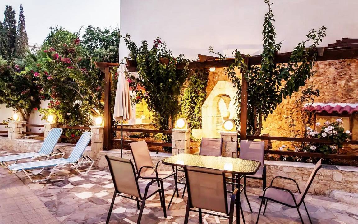 Photo of Patio Balcony in Roussospiti