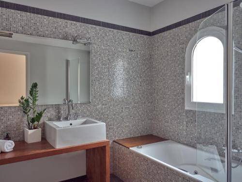 Photo of Bathroom in Kerion