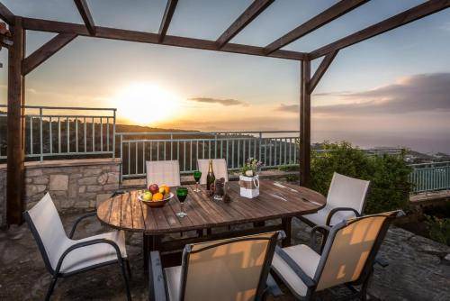 Photo of Patio Balcony in Roussospiti
