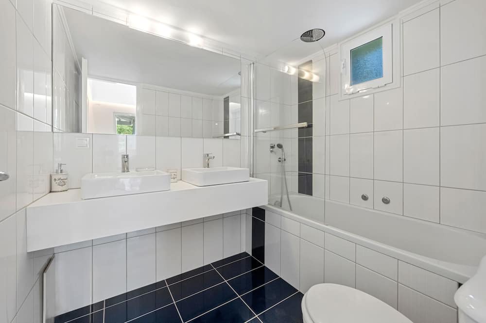 Photo of Bathroom in Petriti
