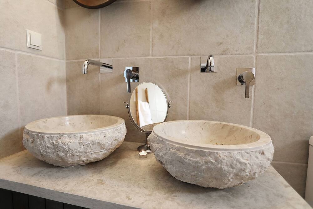 Photo of Bathroom in Roumeli