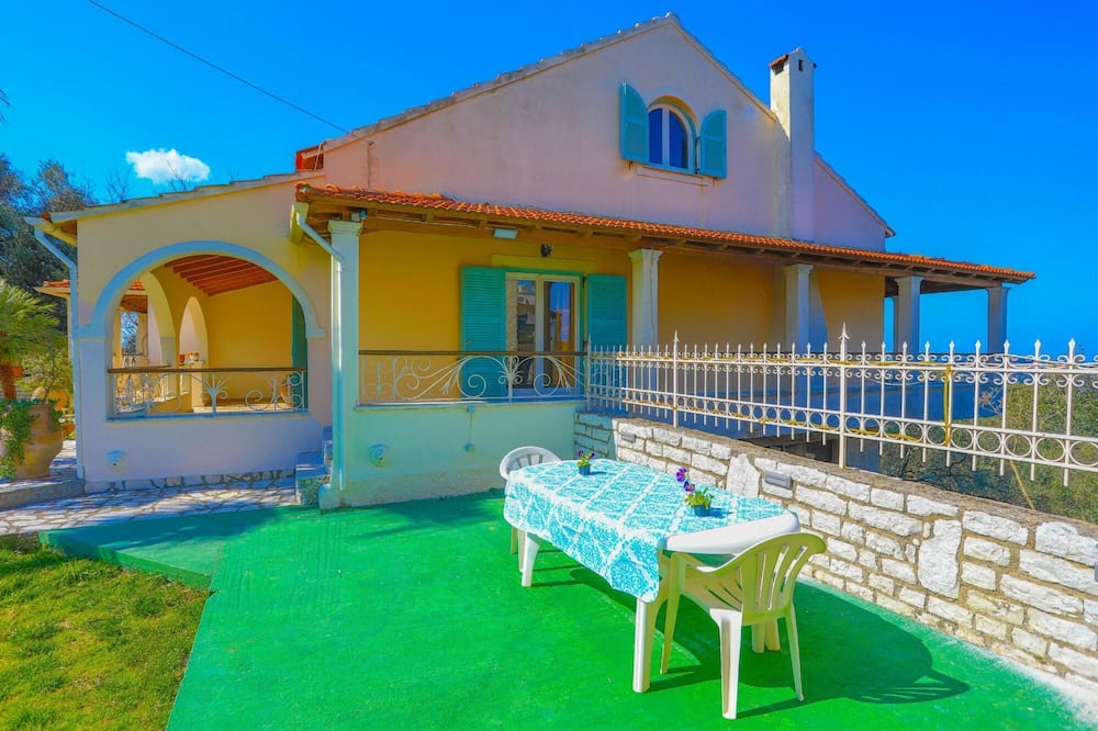 Photo of Outdoor in Petaleia