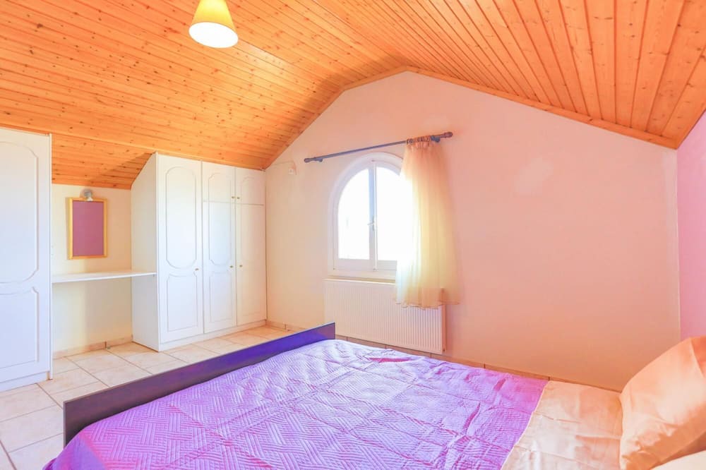 Photo of Bedroom in Petaleia
