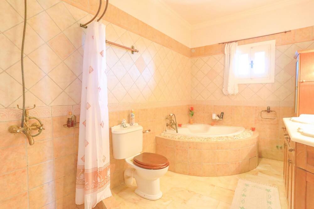 Photo of Bathroom in Petaleia