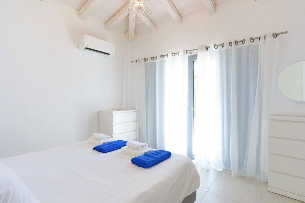 Photo of Bedroom in Petaleia