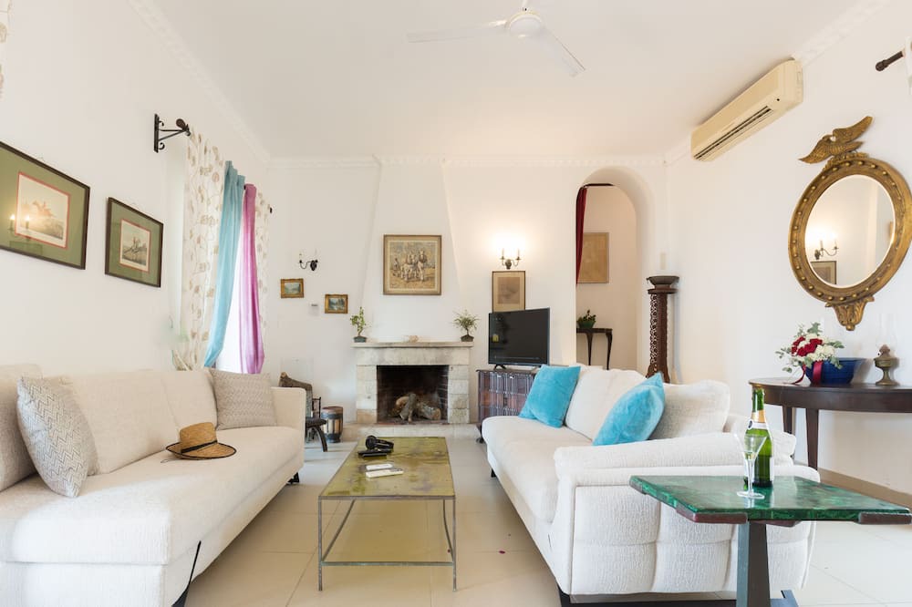 Photo of Livingroom in Agios Stefanos Avliotes