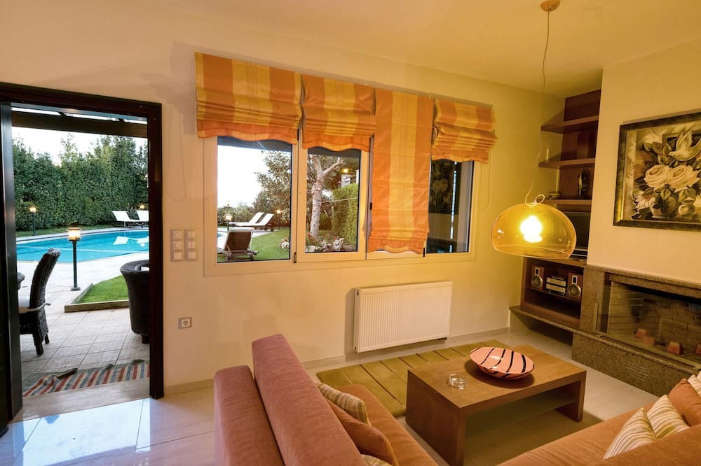 Photo of Livingroom in Roussospiti