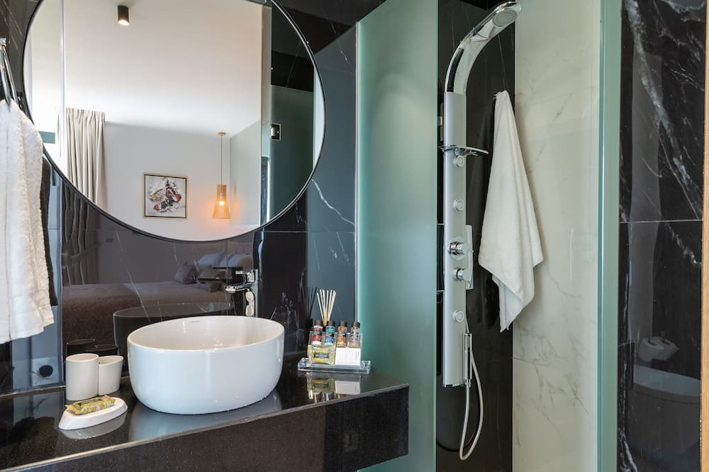 Photo of Bathroom in Adele