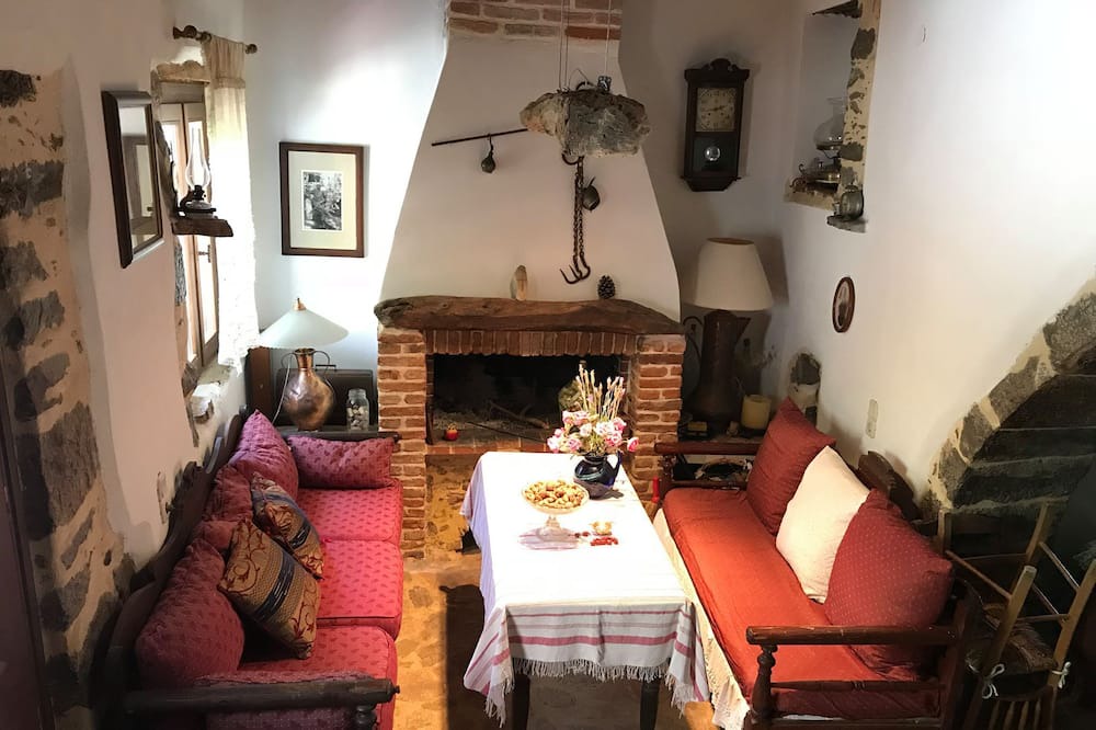 Photo of Livingroom in Minoa Pediada
