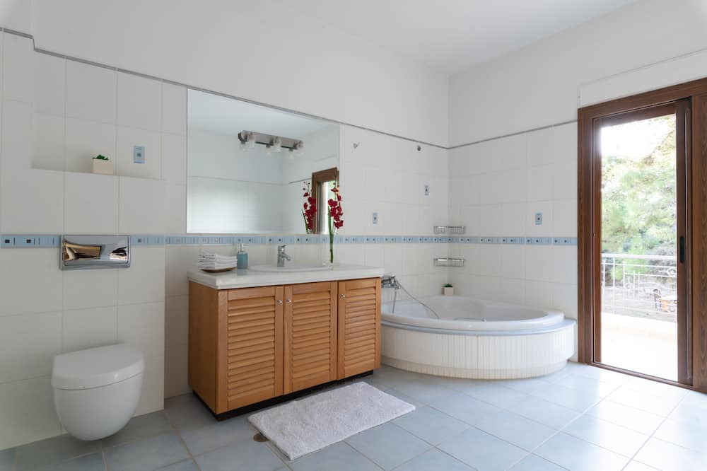 Photo of Bathroom in Asgourou