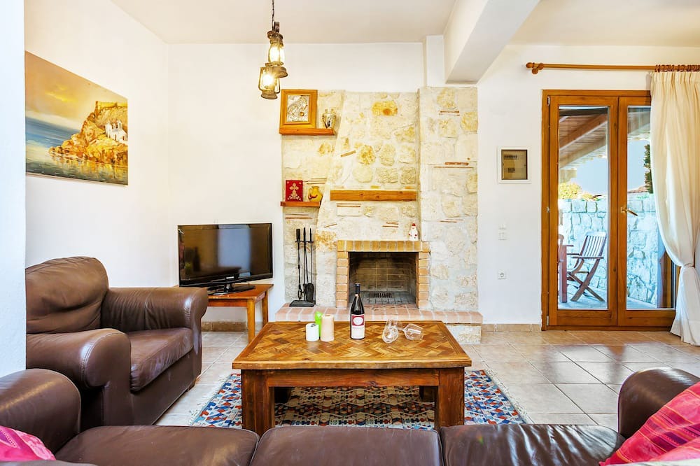 Photo of Livingroom in Keratsini-Drapetsona