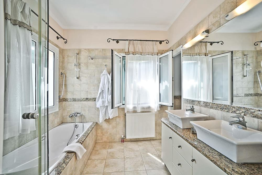 Photo of Bathroom in Gimari
