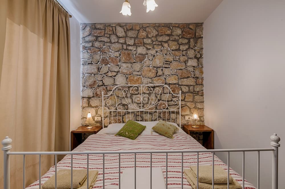 Photo of Bedroom in Salakos