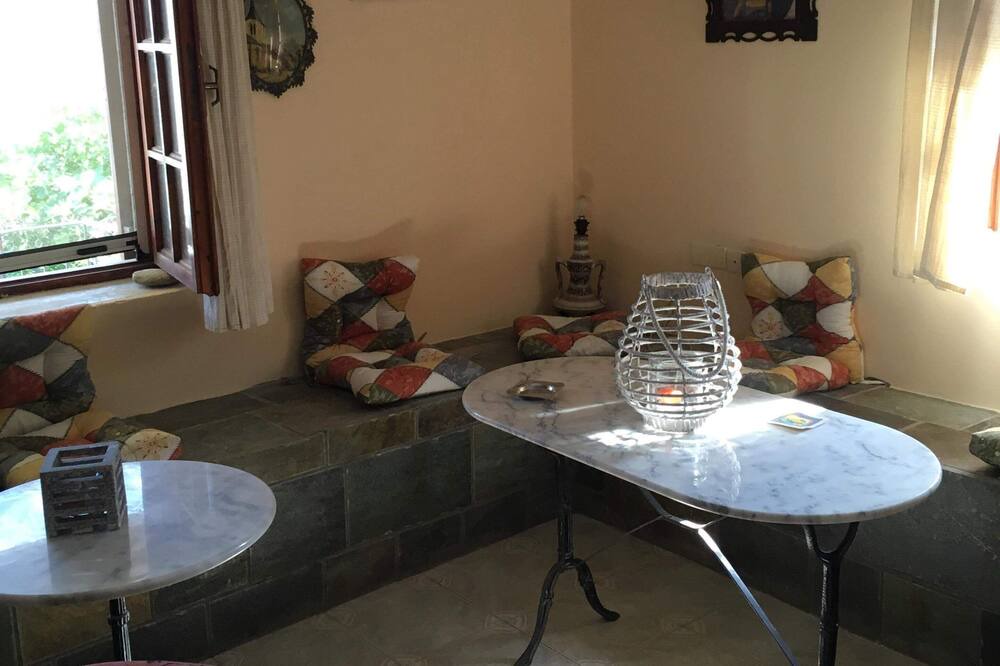Photo of Livingroom in East Mani
