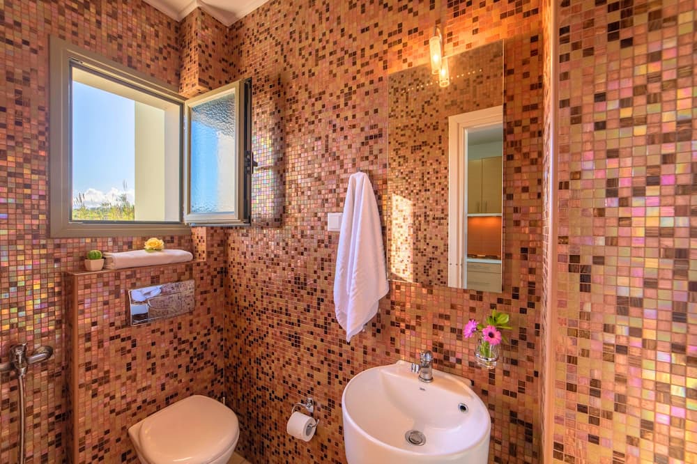 Photo of Bathroom in Skoutelonas
