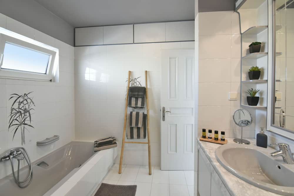 Photo of Bathroom in Alimos
