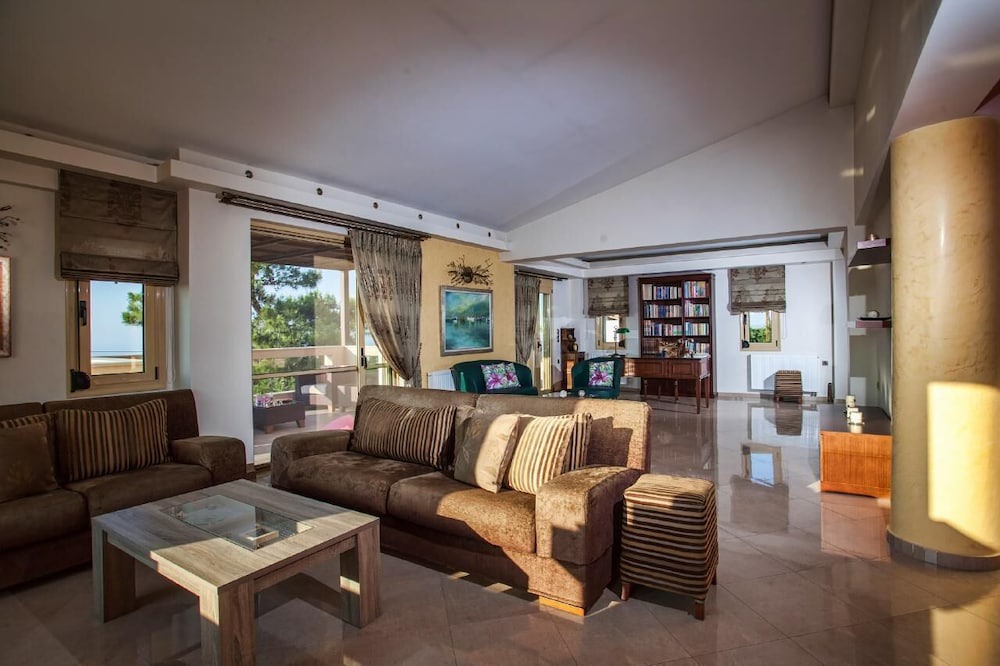 Photo of Livingroom in Roussospiti