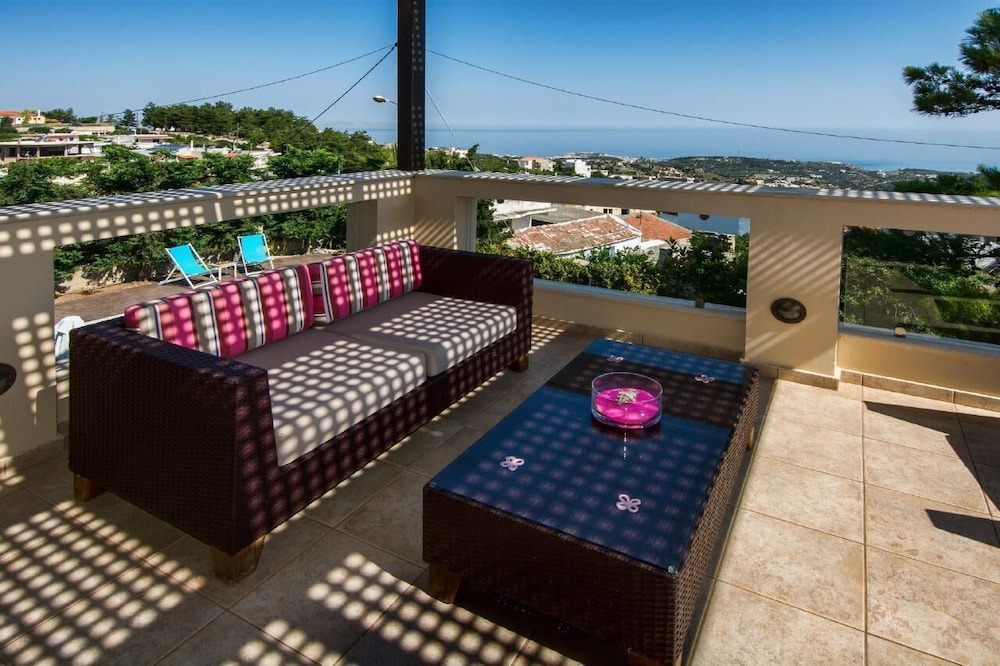 Photo of Patio Balcony in Roussospiti