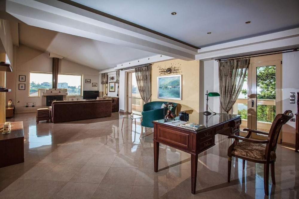 Photo of Livingroom in Roussospiti