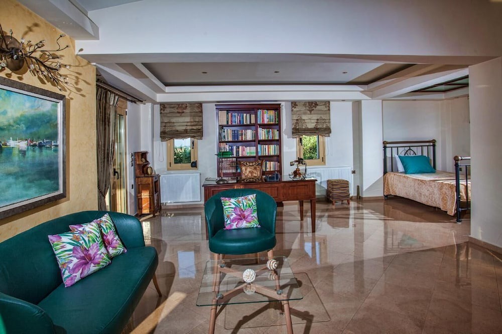 Photo of Livingroom in Roussospiti