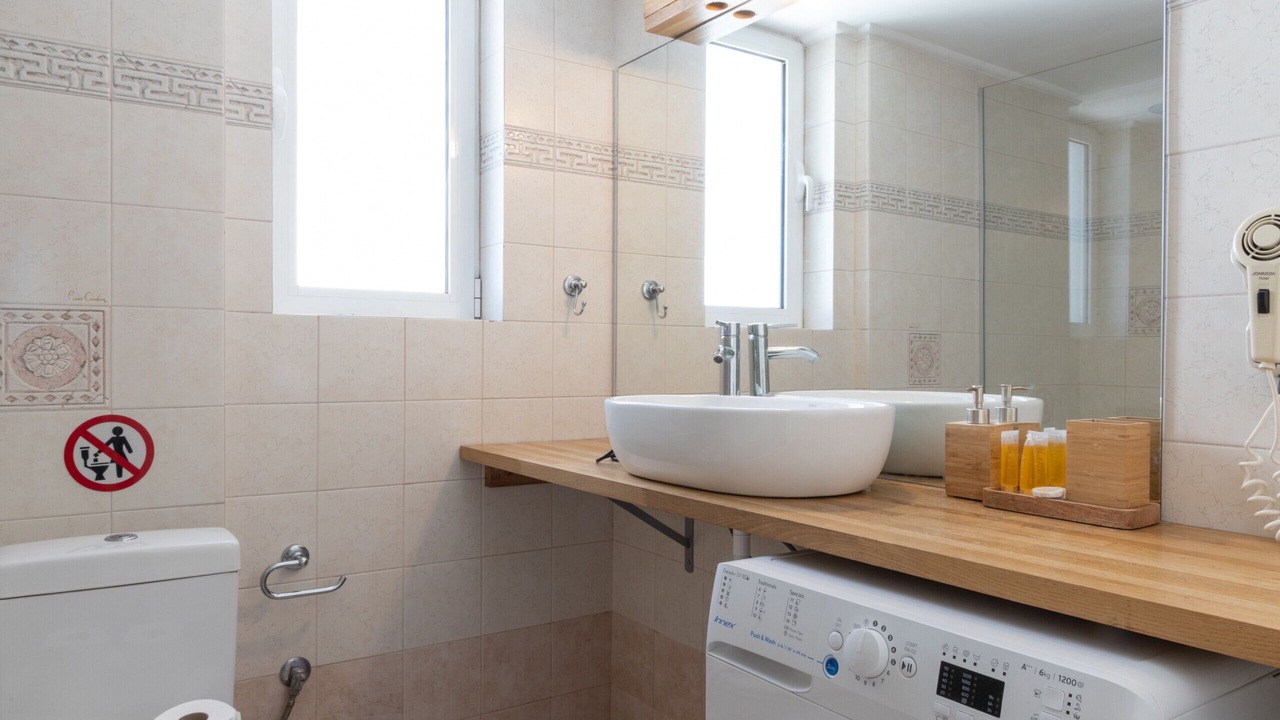 Photo of Bathroom in Alimos