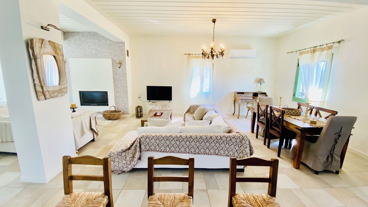 Photo of Livingroom in East Mani