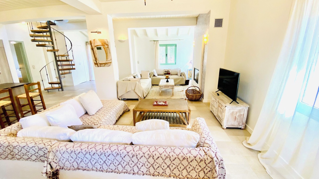 Photo of Livingroom in East Mani