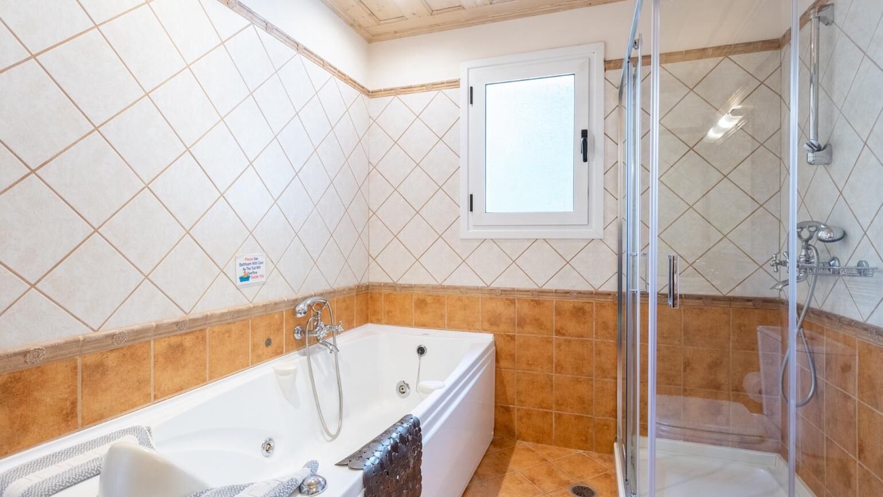 Photo of Bathroom in Petaleia
