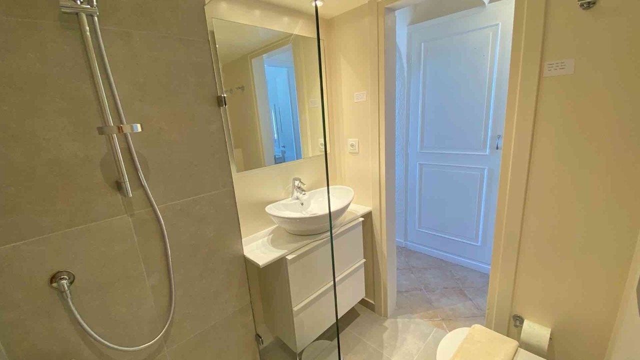 Photo of Bathroom in Petaleia