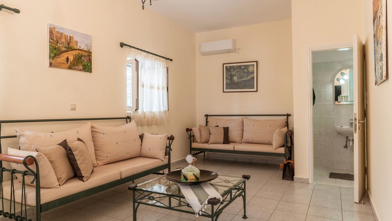 Photo of Livingroom in East Mani