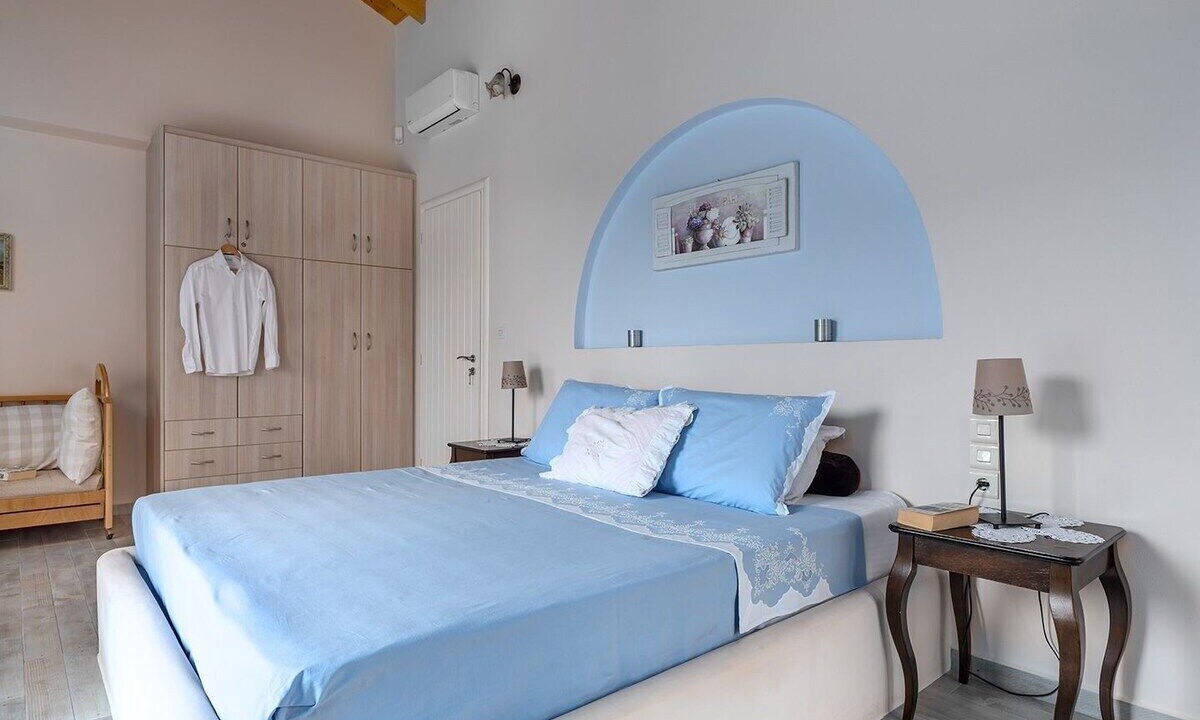 Photo of Bedroom in Frourion
