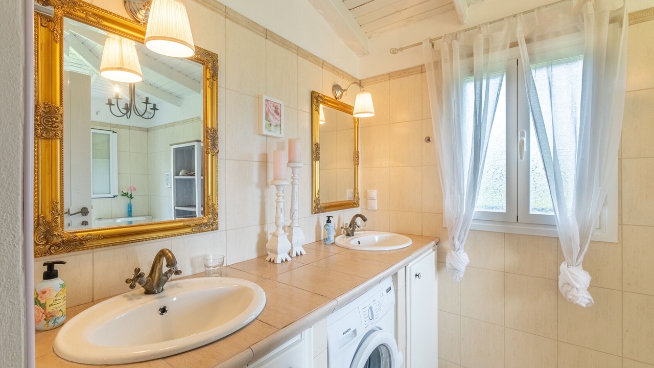 Photo of Bathroom in Notos