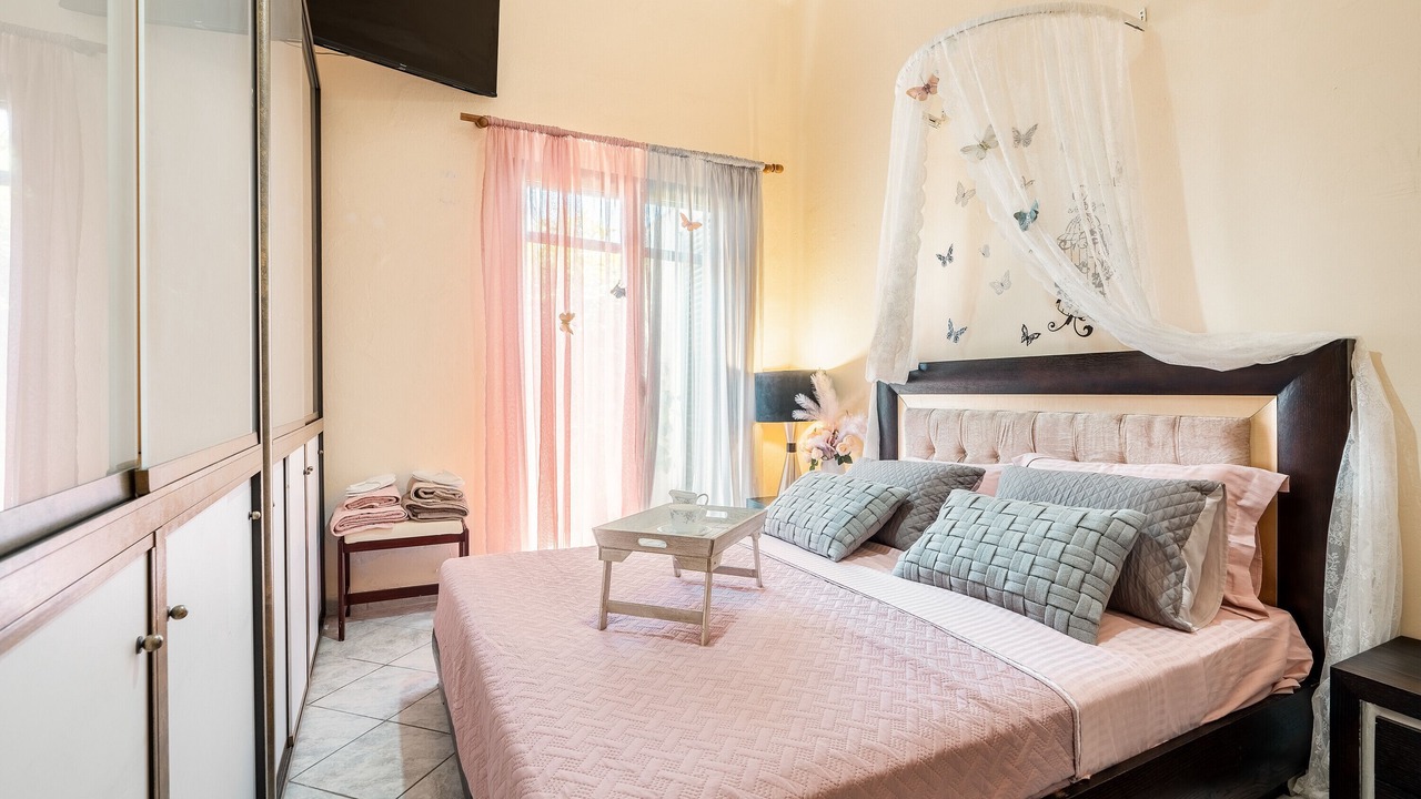 Photo of Bedroom in Salakos