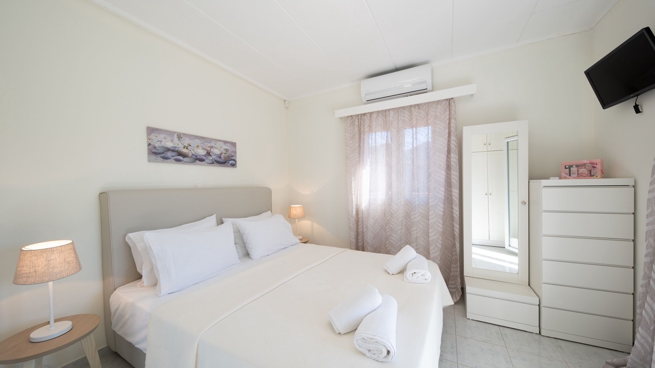 Photo of Bedroom in Petaleia