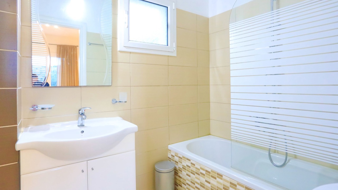 Photo of Bathroom in Petaleia
