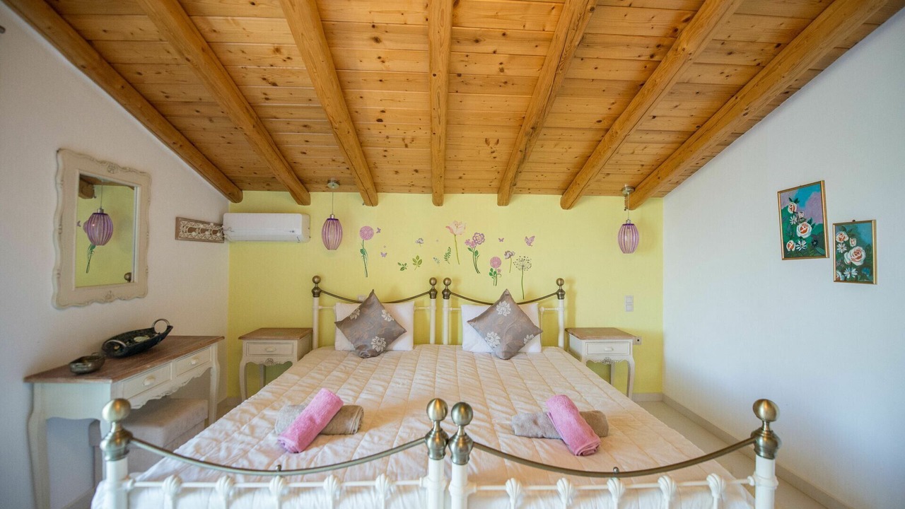 Photo of Bedroom in Petaleia