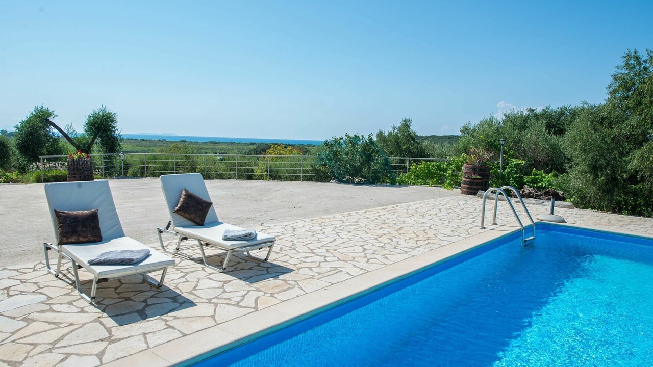Photo of Outdoor in Petaleia