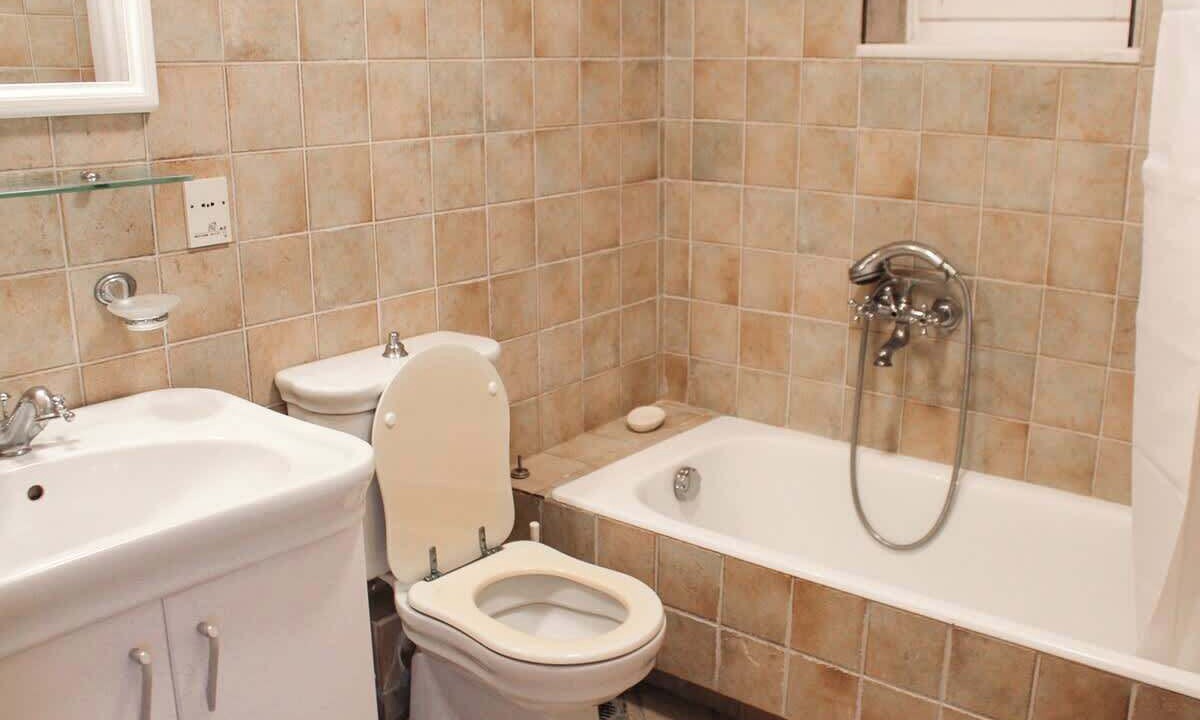 Photo of Bathroom in Paleopolis