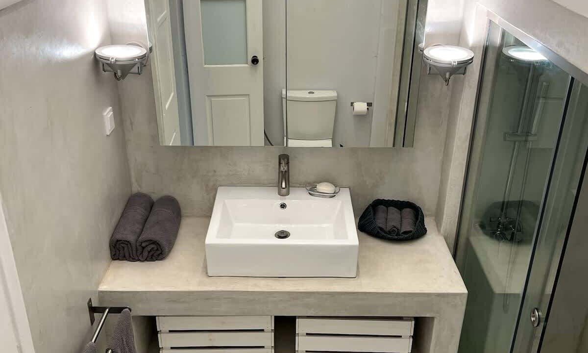 Photo of Bathroom in Paleopolis
