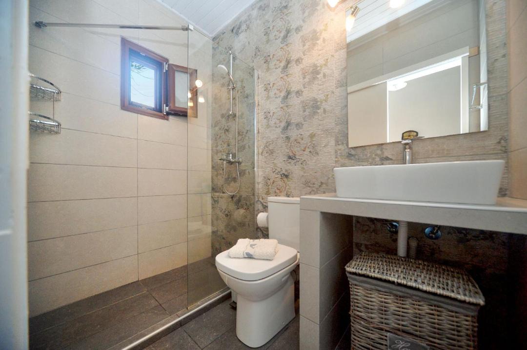 Photo of Bathroom in Longos