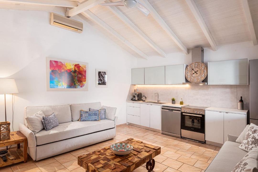 Photo of Livingroom in East Mani