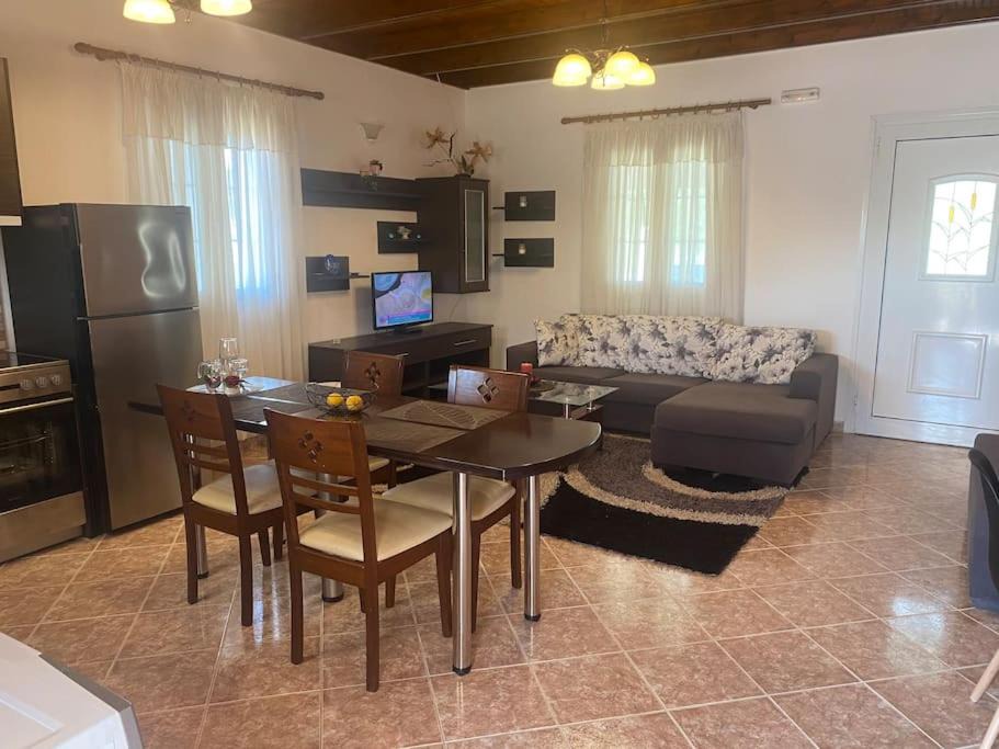 Photo of Livingroom in Agios Stefanos Avliotes